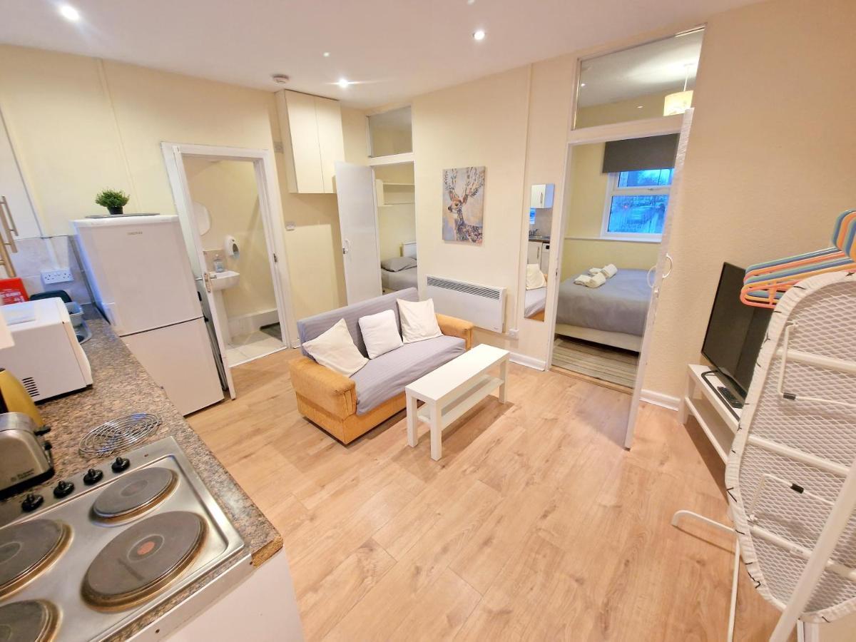 לונדון Super Studio With Two Bedrooms - Five Minutes From The Station! מראה חיצוני תמונה