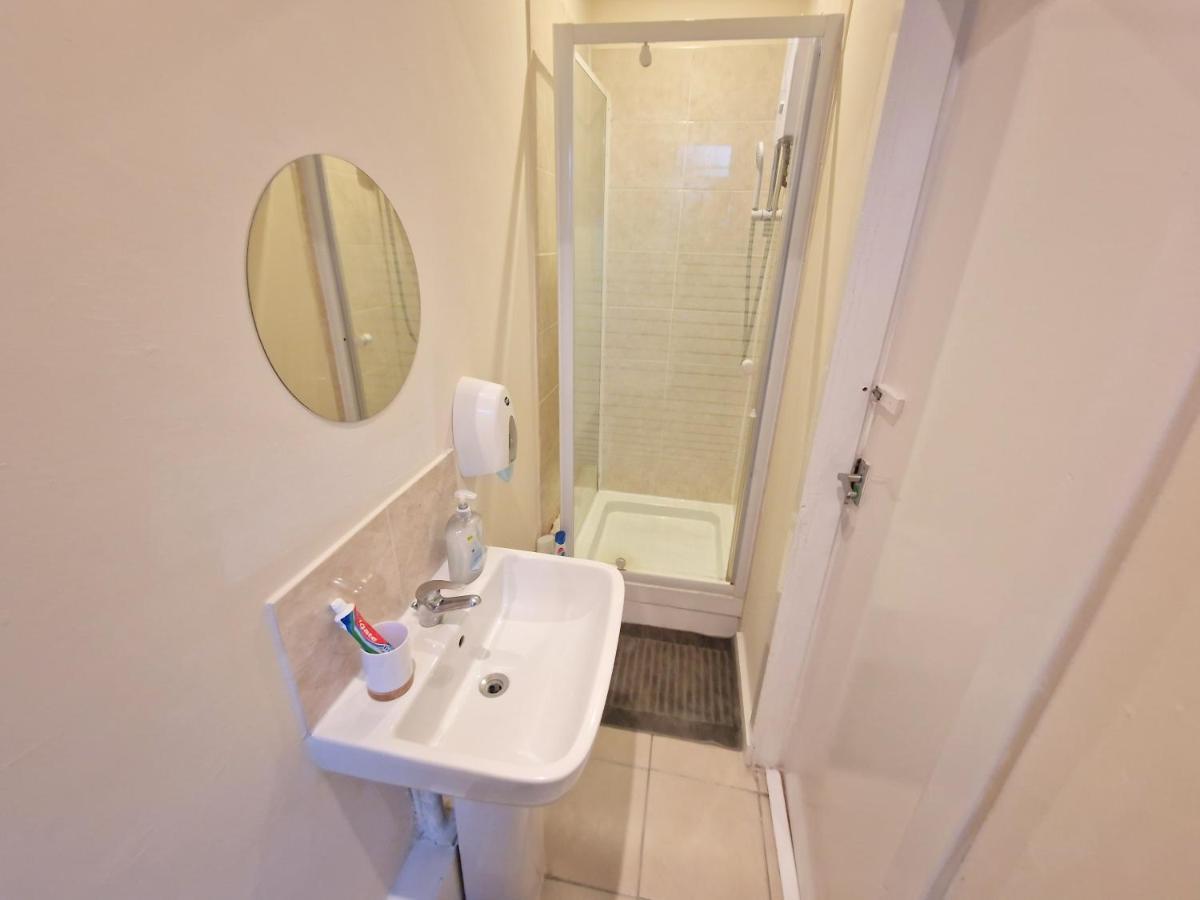 לונדון Super Studio With Two Bedrooms - Five Minutes From The Station! מראה חיצוני תמונה